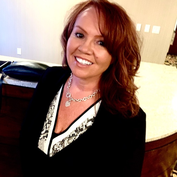 Profile Picture of Cheryl Balbinot (@cbalbinot) on Poshmark