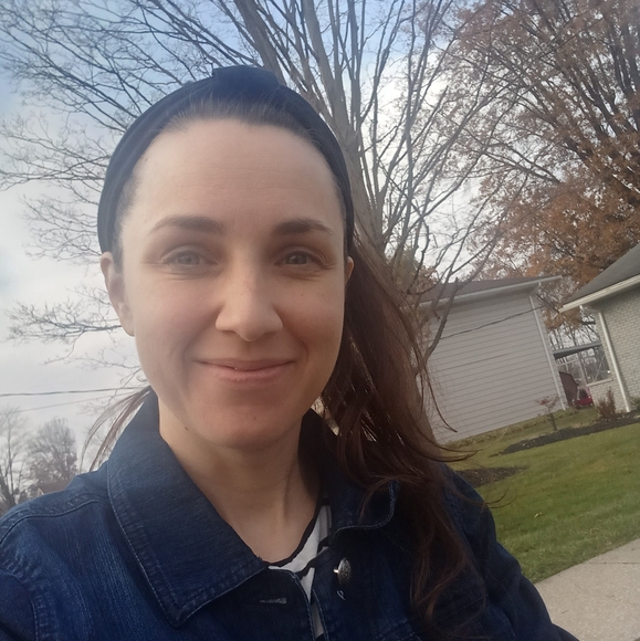 Profile Picture of Leanna Opfer (@lpraetzel001) on Poshmark