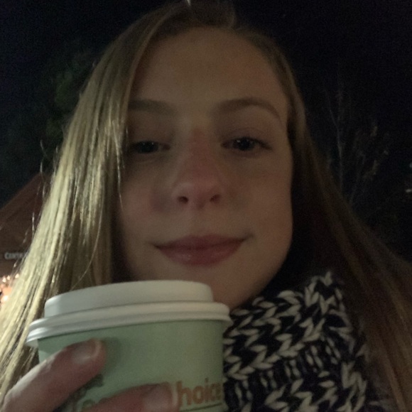 Profile Picture of Peyton F (@peytonflor) on Poshmark