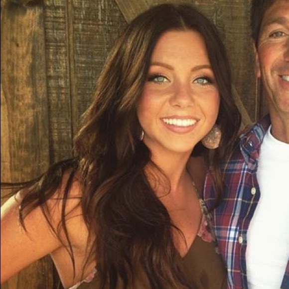 Profile Picture of Allie Turner (@aturna4) on Poshmark