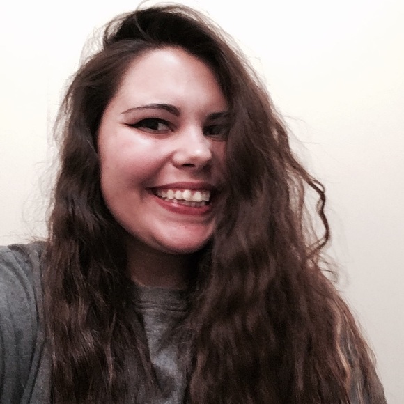 Profile Picture of Ashlyn Engle (@lolitsashh) on Poshmark