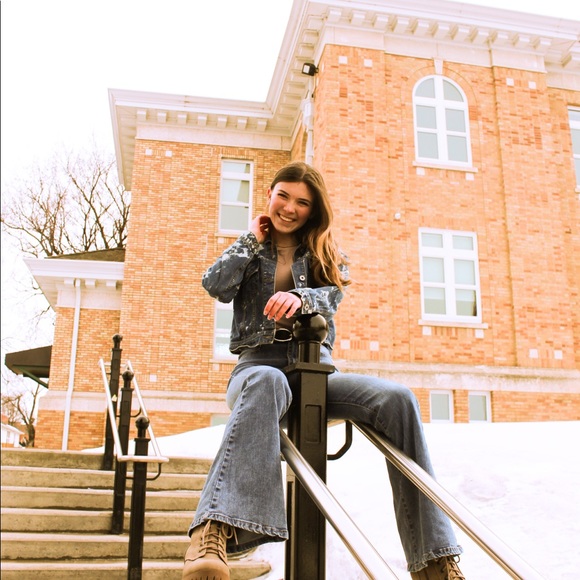 Profile Picture of Kaylee-anne Bloom (@kayleeannebloom) on Poshmark