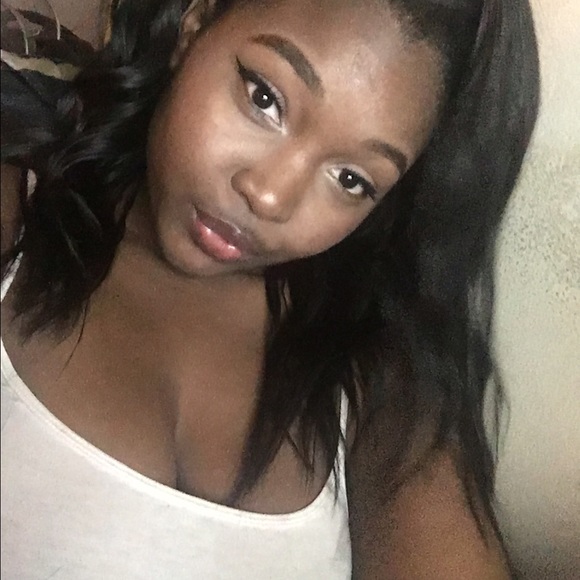 Profile Picture of S Simmons (@shannelsimmons) on Poshmark