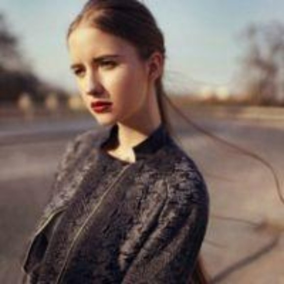 Profile Picture of Roberts Alissa (@modernsenlightd) on Poshmark