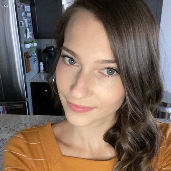 Profile Picture of Rachel Thiemann (@rthiemann) on Poshmark
