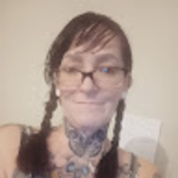 Profile Picture of Tanya Schuster (@tanyaschuster) on Poshmark