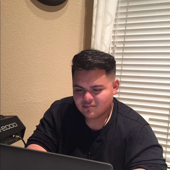 Profile Picture of Joanthan Manilla (@jonnymanilla) on Poshmark