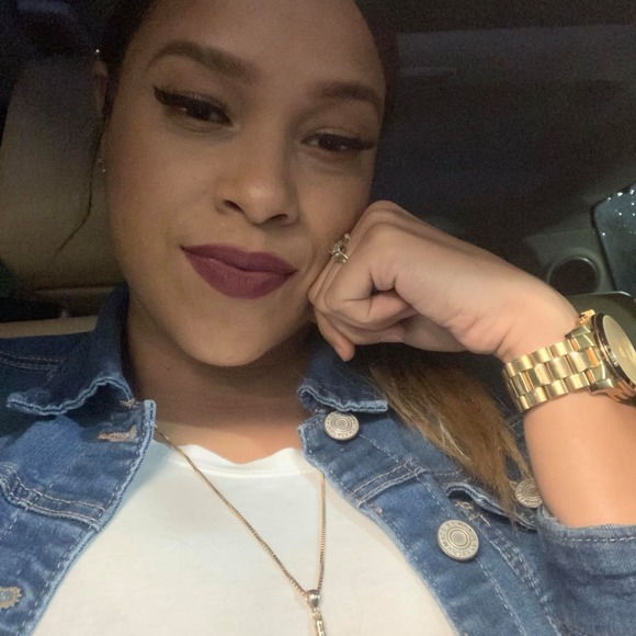 Profile Picture of Caroline Sofine (@c_arol23) on Poshmark