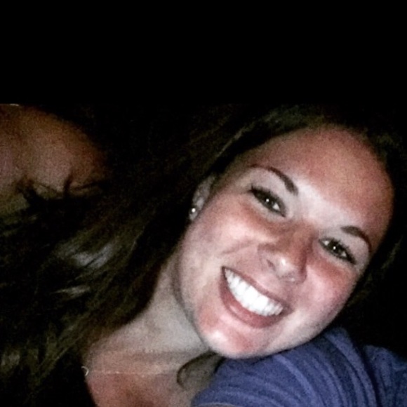 Profile Picture of Carly Hausner (@carlyhausner) on Poshmark