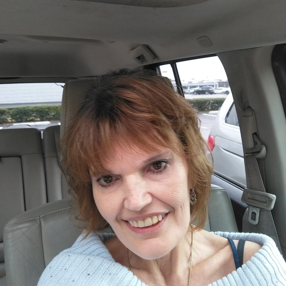 Profile Picture of Lisa Leclaire (@lisaleclaire) on Poshmark