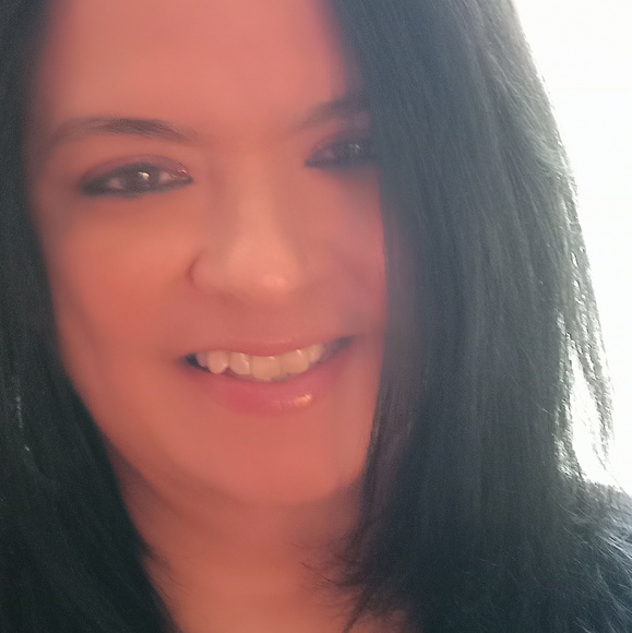Profile Picture of Iris Arroyo (@bambi6310) on Poshmark