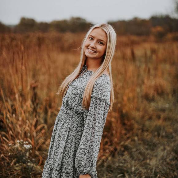 Profile Picture of Sierra Benney (@sierra_benney) on Poshmark