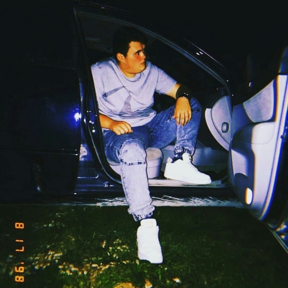 Profile Picture of Seth Toney (@toneyseth10) on Poshmark