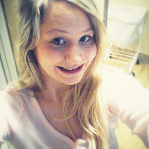 Profile Picture of Elizabeth Orgill (@lorgill1990) on Poshmark