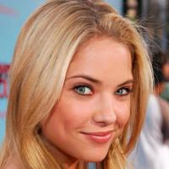 Profile Picture of Sara Conway (@sara_xnddd96) on Poshmark