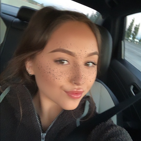 Profile Picture of Ashley Alberts (@ashleyskye12) on Poshmark