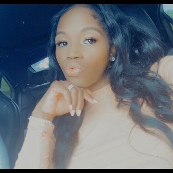 Profile Picture of Nailah Farooq (@nailahfarooq) on Poshmark