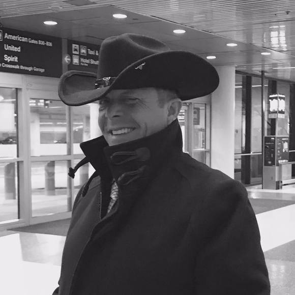 Profile Picture of Aaron Albright (@aaronalbright) on Poshmark