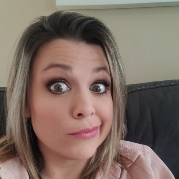 Profile Picture of ! stephanie Go🇨🇦🇨🇦 (@ideesfolles01) on Poshmark