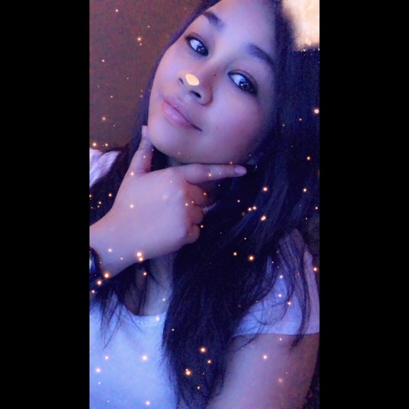 Profile Picture of Carlynn Areniego (@carrliciouss) on Poshmark