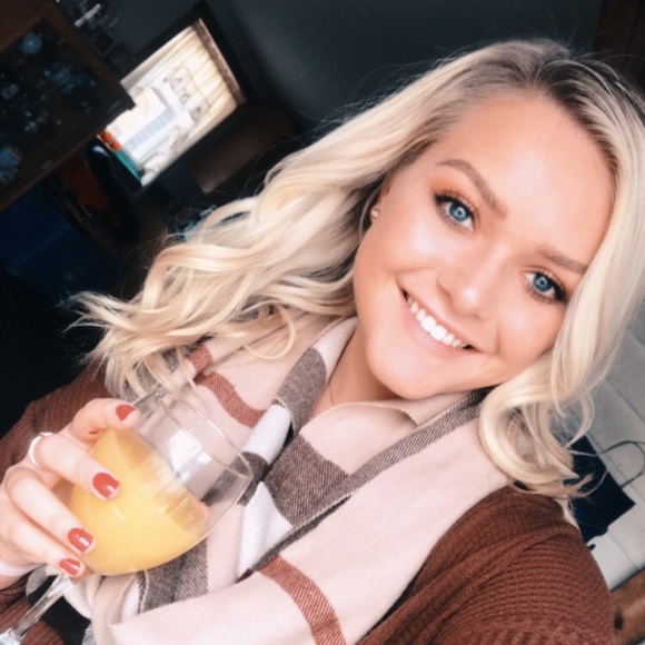 Profile Picture of Hunter Henson (@hunterkae117) on Poshmark