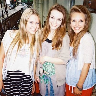Profile Picture of Phoebe Harris (@Phoebeshark) on Twitter