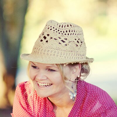 Profile Picture of Kate Holland (@magnoliarouge) on Twitter