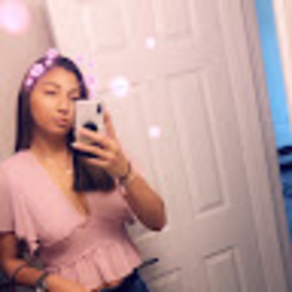 Profile Picture of Gabriella Deschamps (@gabrielladescha) on Poshmark