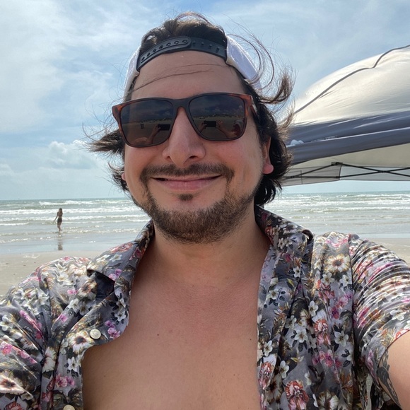 Profile Picture of Michael Levine (@michaeljlevine) on Poshmark