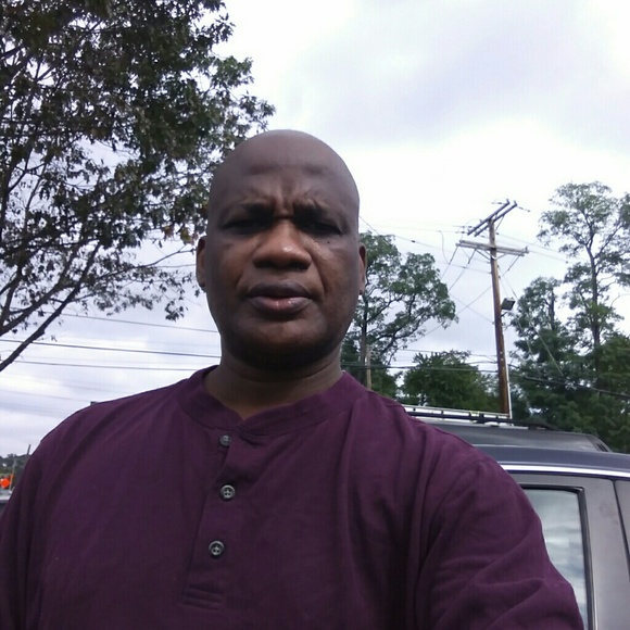 Profile Picture of Everald Warren (@rightback028) on Poshmark