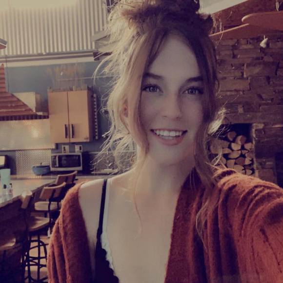 Profile Picture of Stephanie Ashurst (@steph_a1234) on Poshmark