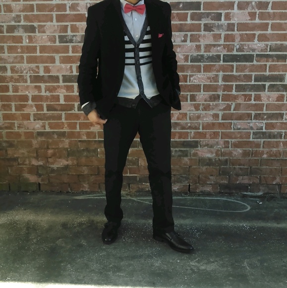 Profile Picture of Stephen Reynolds (@sreezy017) on Poshmark