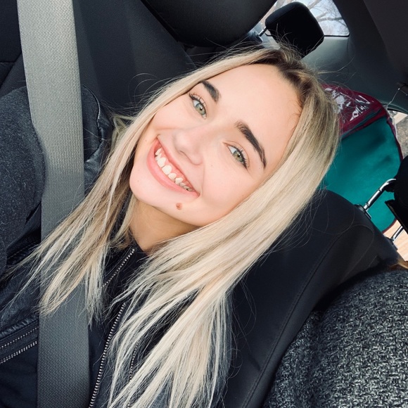 Profile Picture of Abbey Divall (@abbsdivall) on Poshmark