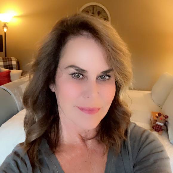 Profile Picture of Sheree Brewer (@shereebrewer) on Poshmark