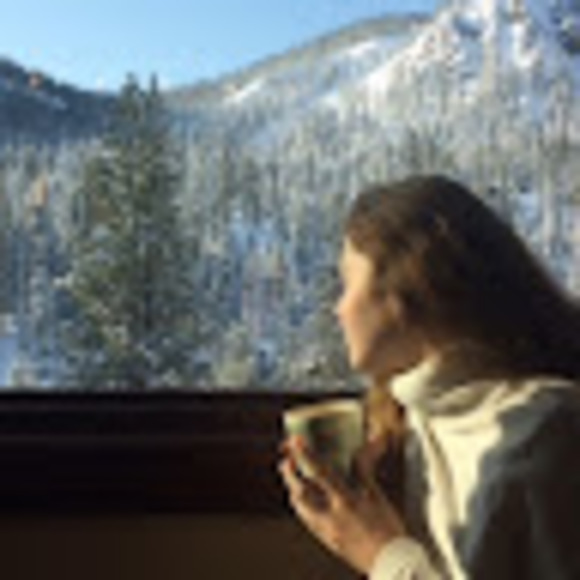 Profile Picture of Alicia Buchter (@alicia_buchter) on Poshmark