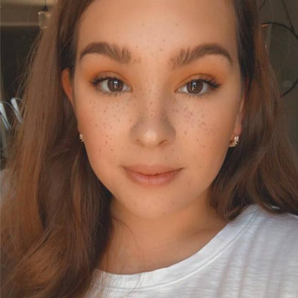 Profile Picture of Paulina Velazco (@paulinavelaz824) on Poshmark