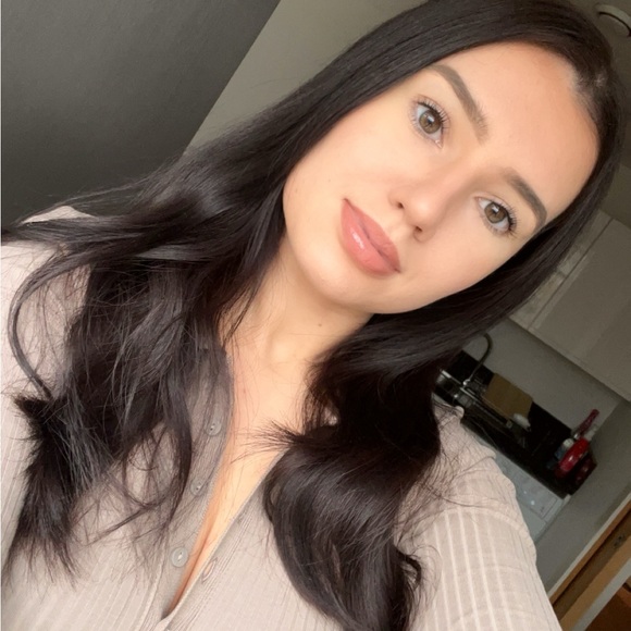 Profile Picture of Lola Zarnowska (@lolazarnowska) on Poshmark