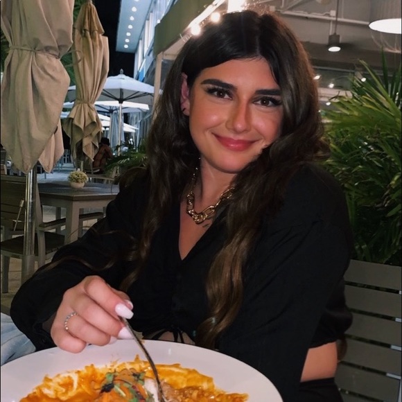 Profile Picture of Caitlin Collinsworth (@caitcm01) on Poshmark