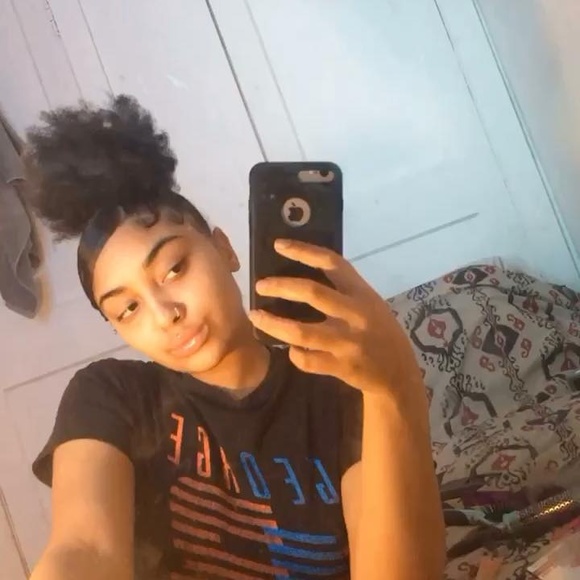 Profile Picture of Shawneiz Cepeda (@shawneizcepeda) on Poshmark