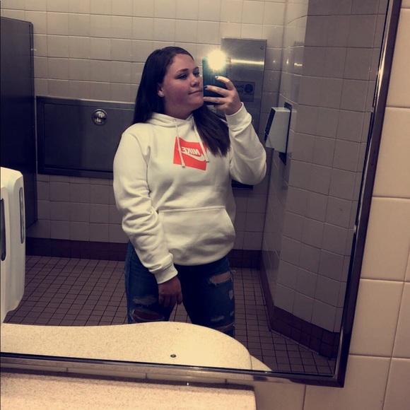 Profile Picture of Aryonna Hoghe (@aryonnahoghe) on Poshmark