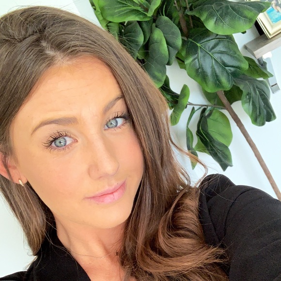 Profile Picture of Haley Binnette (@haleybinnette) on Poshmark