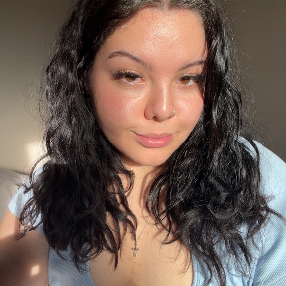 Profile Picture of Emily Holter (@e_holter) on Poshmark