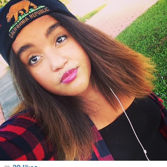 Profile Picture of Sabina Gonzalez (@saabinnaa_) on Poshmark