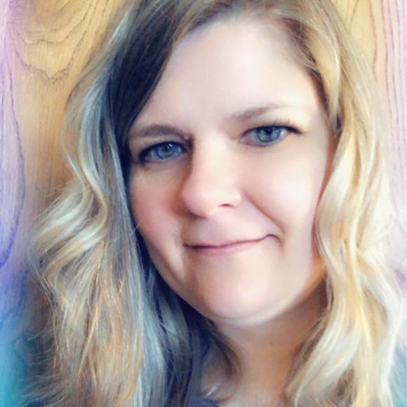 Mariann Kowallis - Poshmark Profile Picture of Mariann Kowallis (@mokowallis) on Poshmark