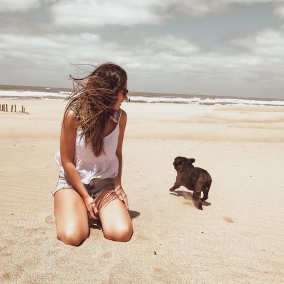 Profile Picture of Leonela Correa (@leonelagc07) on Poshmark