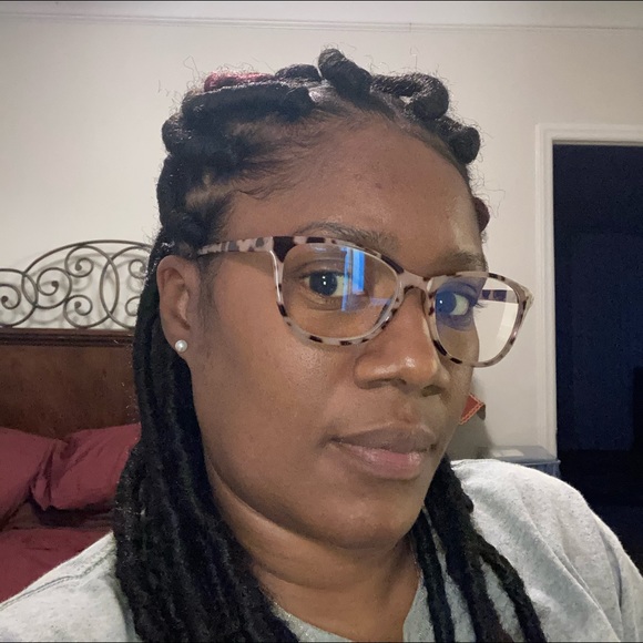 Profile Picture of M Fowler (@apieceofbeauty) on Poshmark