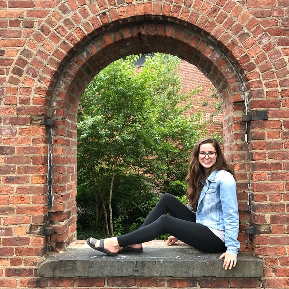 Profile Picture of Paige Pietraszek (@plpietraszek) on Poshmark