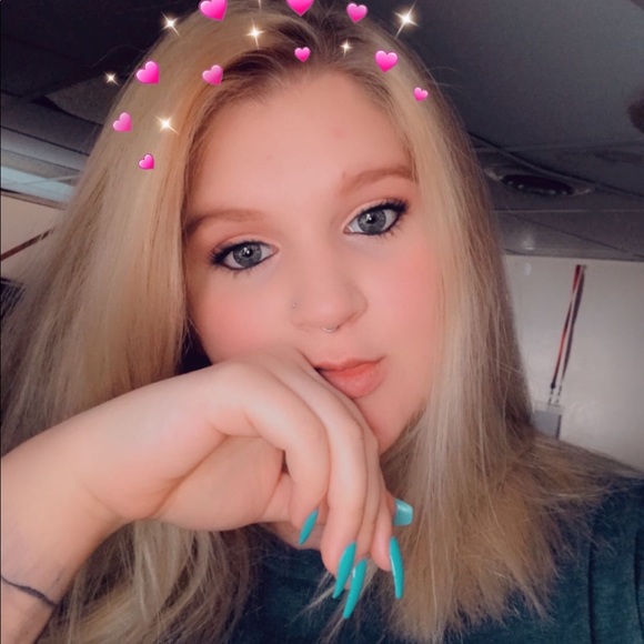 Profile Picture of Kayla Feakes (@kayla_lovestar) on Poshmark