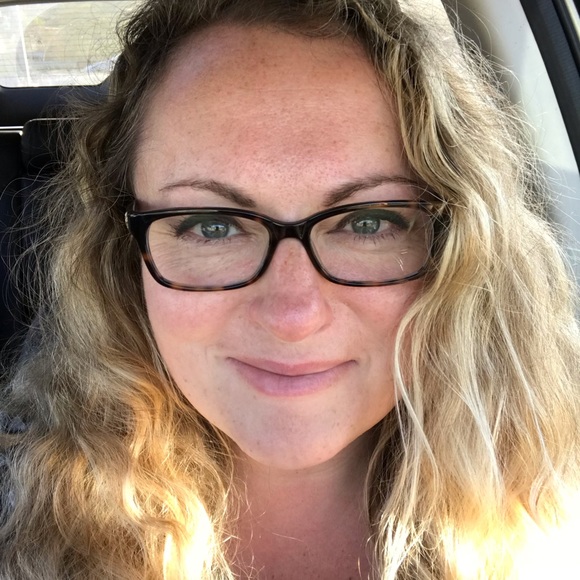 Profile Picture of Laura Martinetti (@emeraldangel329) on Poshmark