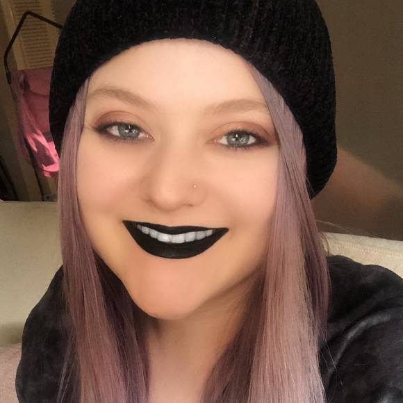 Profile Picture of Rebecca Roberts (@b3ckyb0n3s) on Poshmark